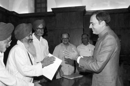 Rajiv Gandhi and Harchand Singh Longowal signing the 1985 Rajiv–Longowal Accord on Chandigarh and Punjab’s pending issues.